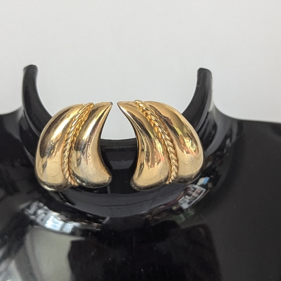 Vintage Beautiful Trifari clip on gold toned earrings | large and chunky - Picture 6 of 6